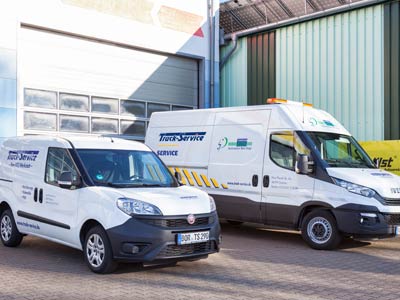 Unsere Servicefahrzeuge vor der Werkstatt